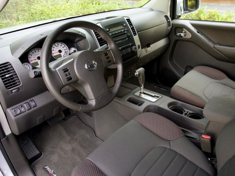Интерьер Nissan Frontier Pro-4X King Cab (D40) 2012 года  (NA) (фото 3 из 24)